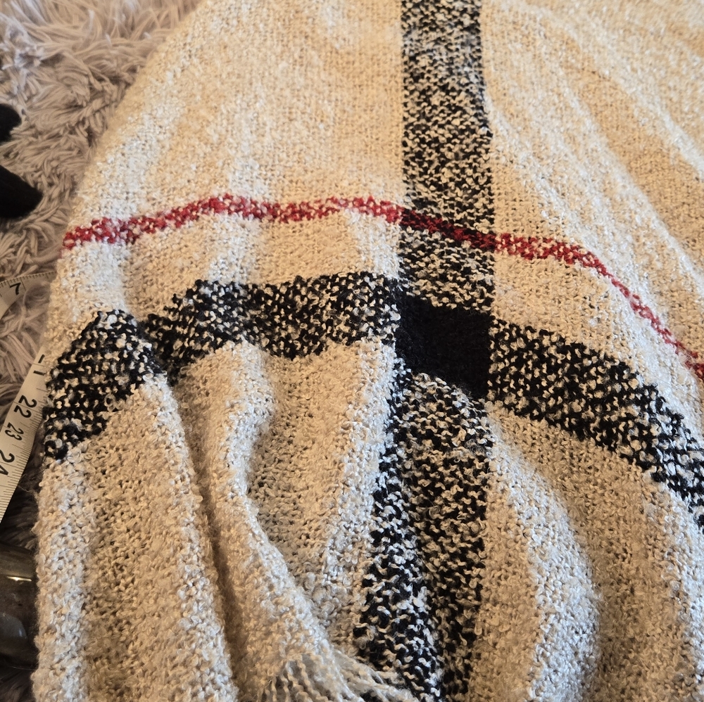 Poncho With Turtle Neck - Picture 6 of 16